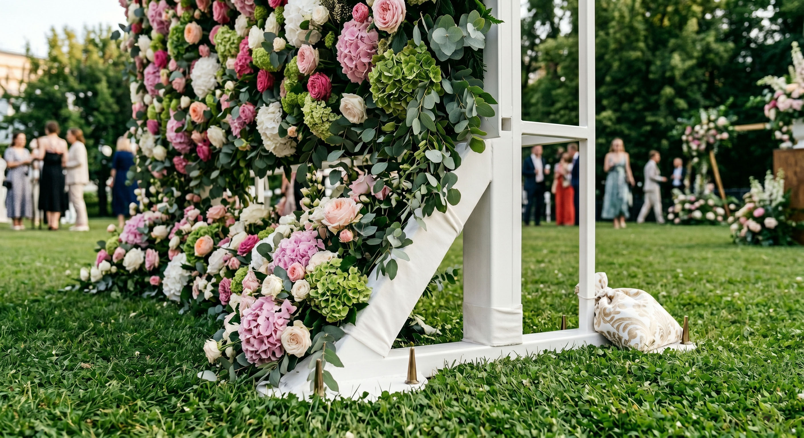 Stable flower wall structure with reinforced support legs